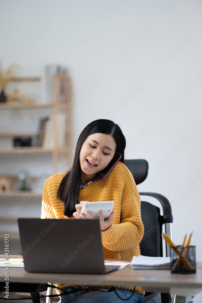 幸福有魅力的穿着黄色衬衫的亚洲女人拿着电脑笔记本电脑思考想法