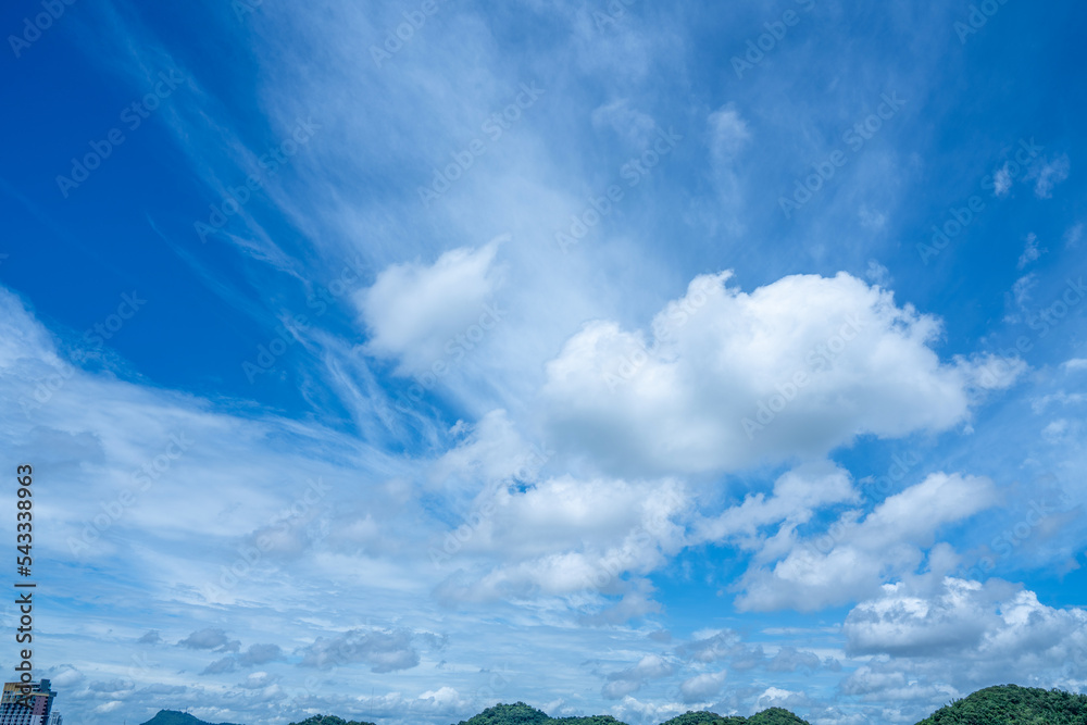 蓝天蓬松的云。蓬松的蓝天背景，背景是微小的云，美丽的多云