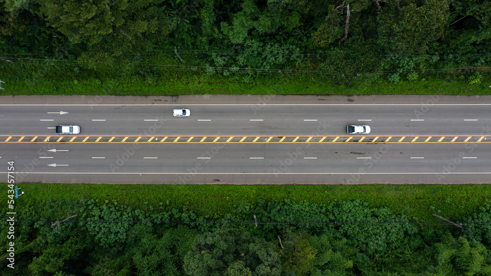 鸟瞰乡村公路-带森林的柏油路，穿过森林的鸟瞰路，特拉夫