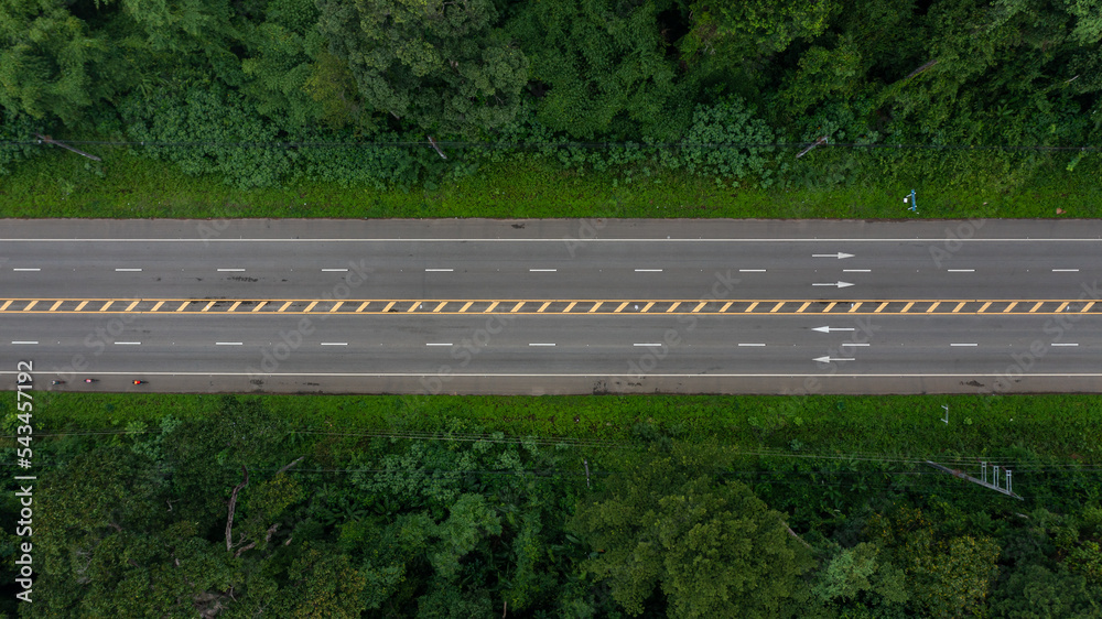 鸟瞰乡村公路沥青公路与森林，鸟瞰穿过森林的道路，特拉夫