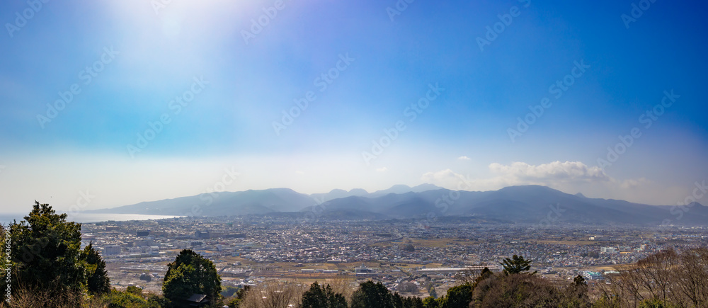 山の上から見る小田原の街と箱根の山並み