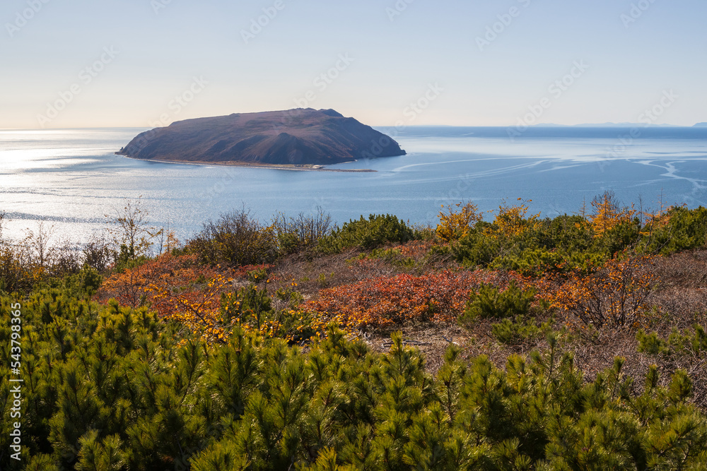 美丽的秋季景观。从高海岸到大海和岛屿的景色。Nedorazuminya Islan