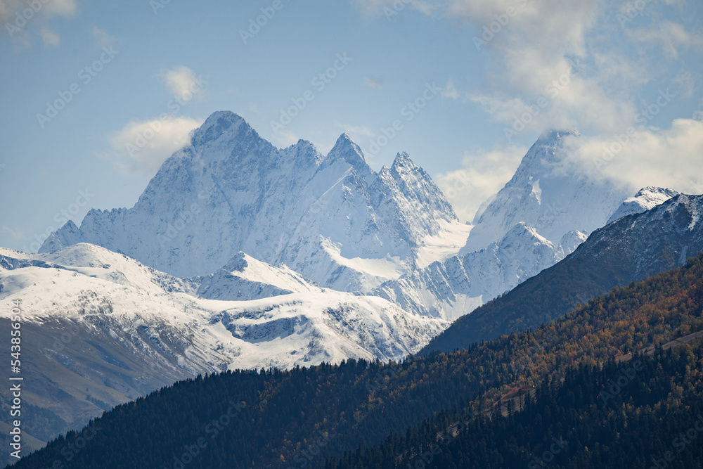 俄罗斯北奥塞梯高加索山脉全景鸟瞰图。