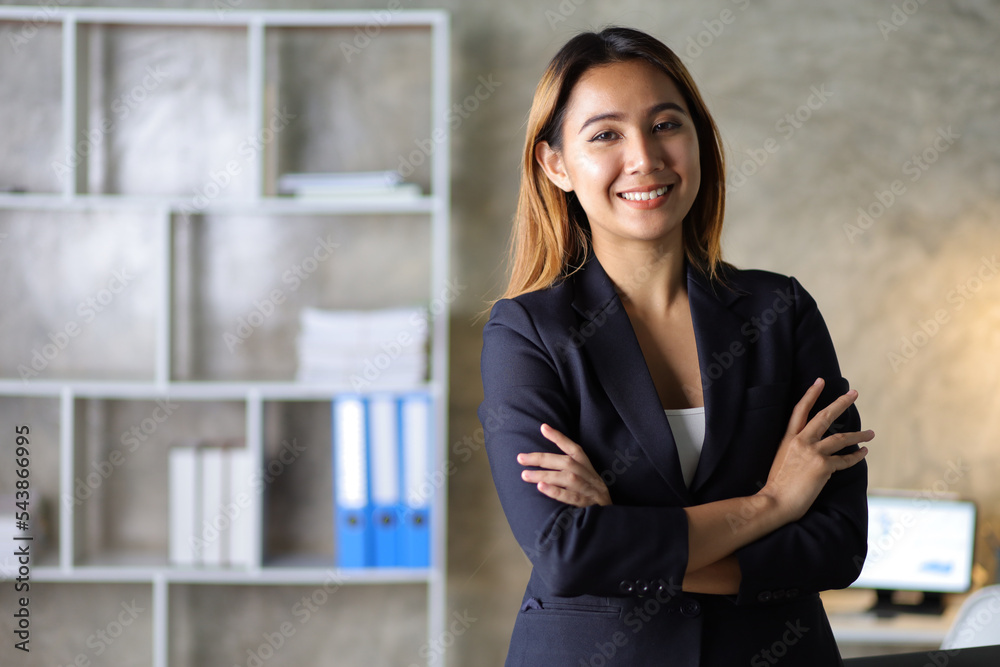 办公室里一位迷人的商业女性的肖像。