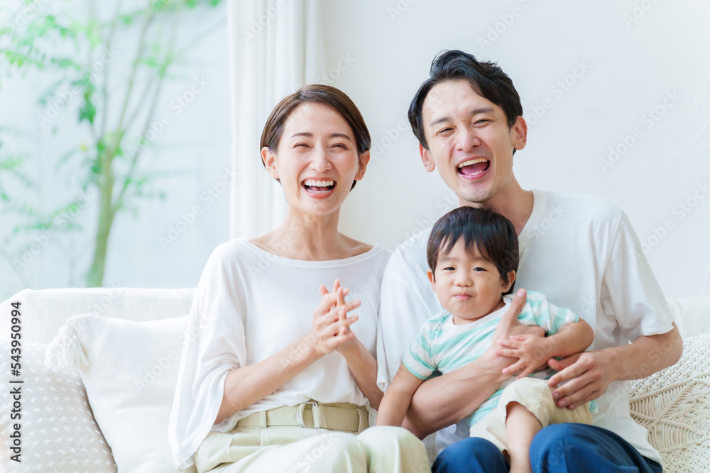 男の子を抱っこするお父さん