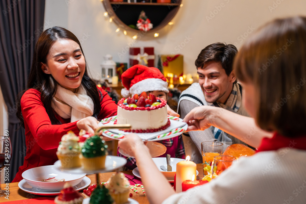 多民族大家庭在家里一起庆祝圣诞派对。