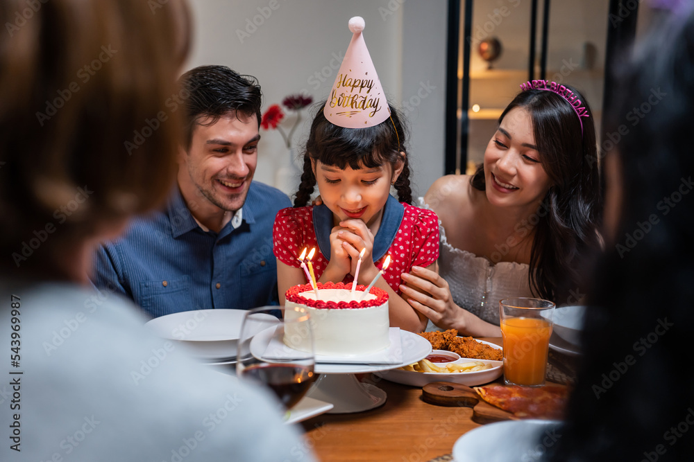 多民族大家庭为年幼的女儿举办生日派对