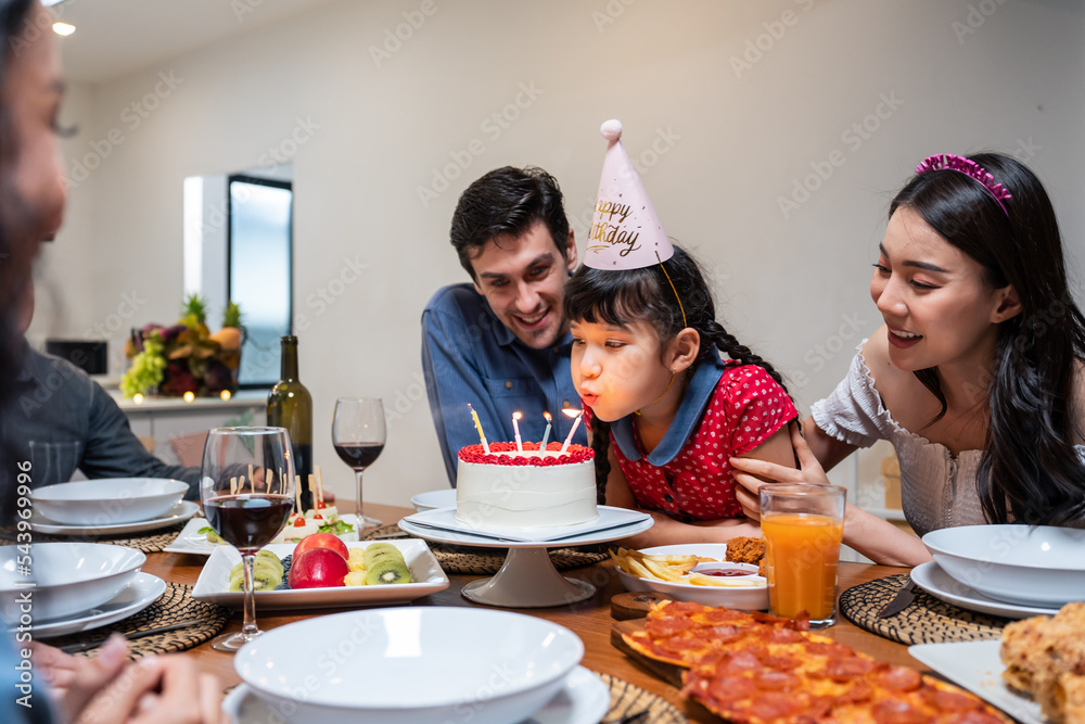 多民族大家庭为年幼的女儿举办生日派对