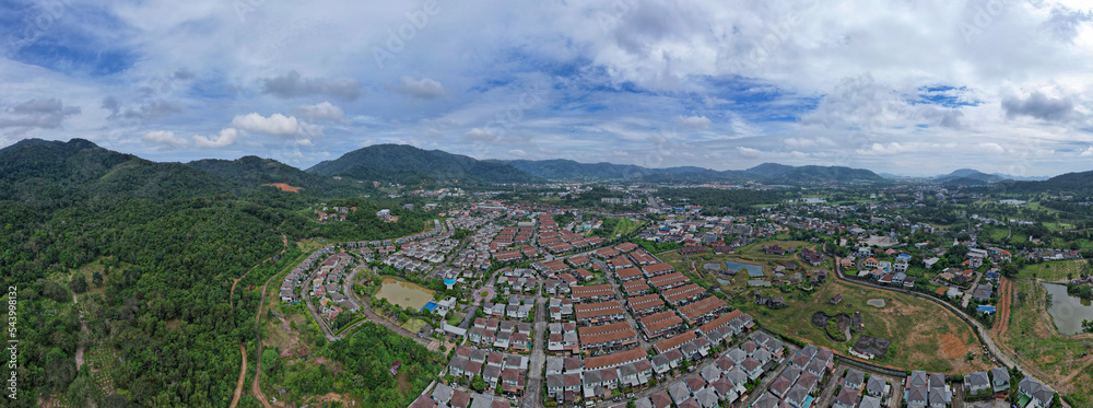 新开发房地产。白天住宅和车道附近的鸟瞰图