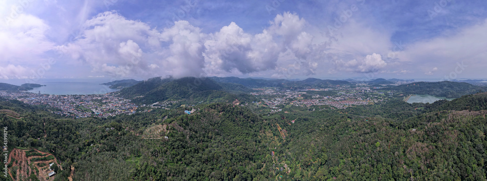 无人机拍摄的泰国普吉岛巴东市和卡苏区全景，高角度视角，