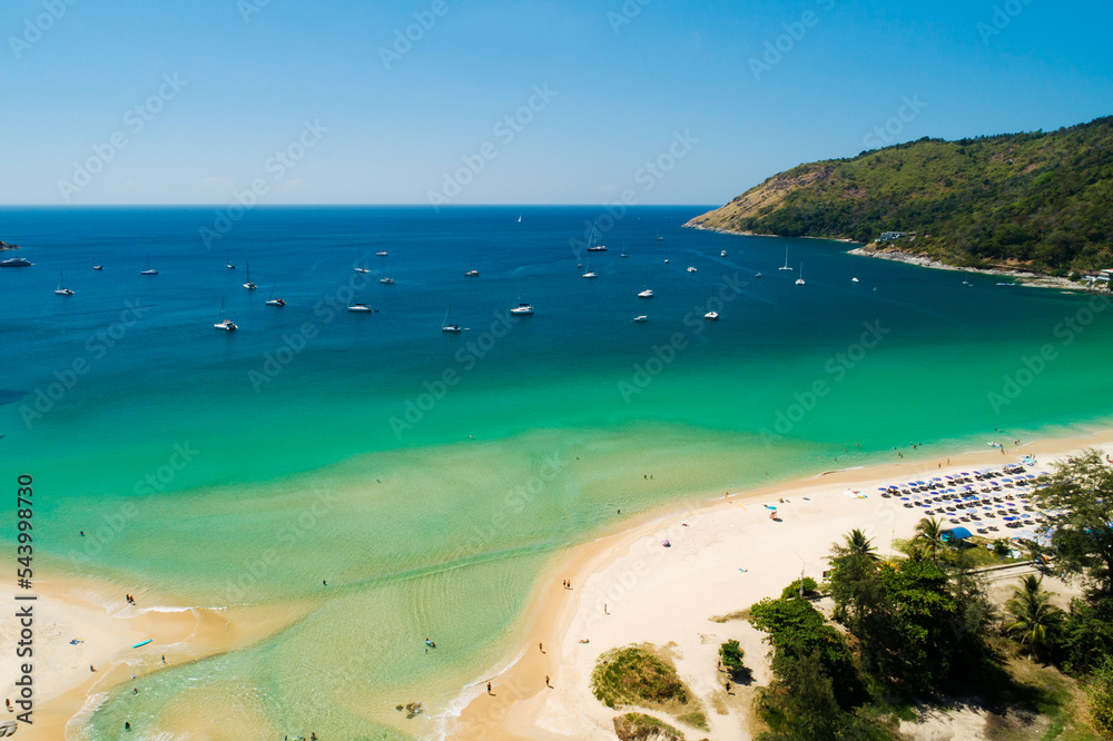 鸟瞰令人惊叹的沙滩和小波浪美丽的热带海洋在夏季的早晨