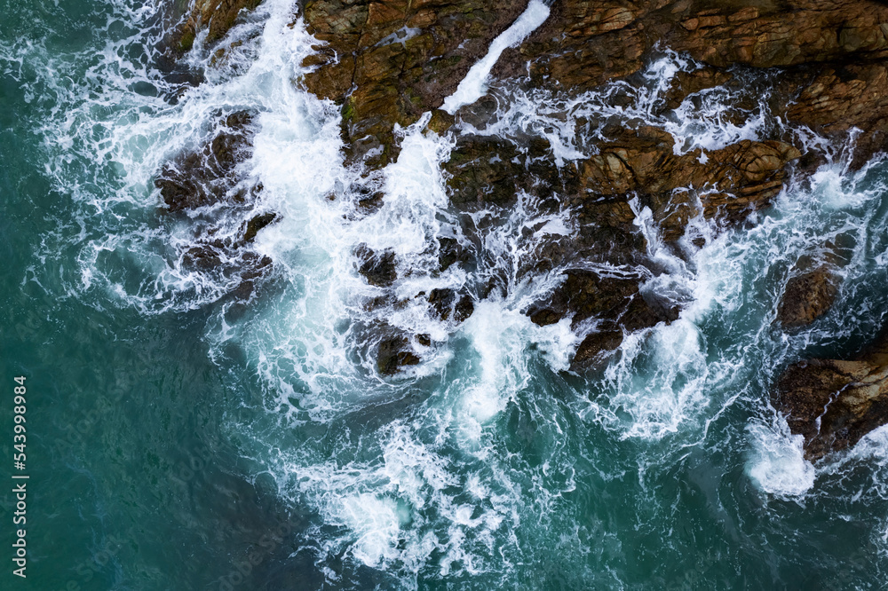 海浪拍打岩石的鸟瞰图，海浪上拍摄的海景鸟瞰图，图片fo