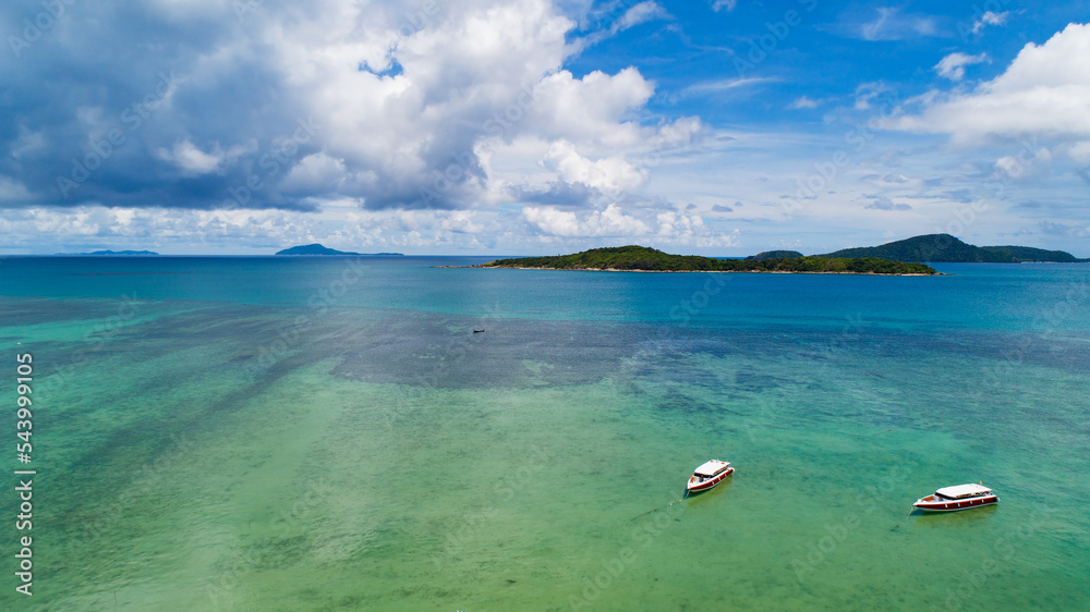 鸟瞰令人惊叹的公海，夏季早晨美丽的海洋，鸟瞰大锅图片