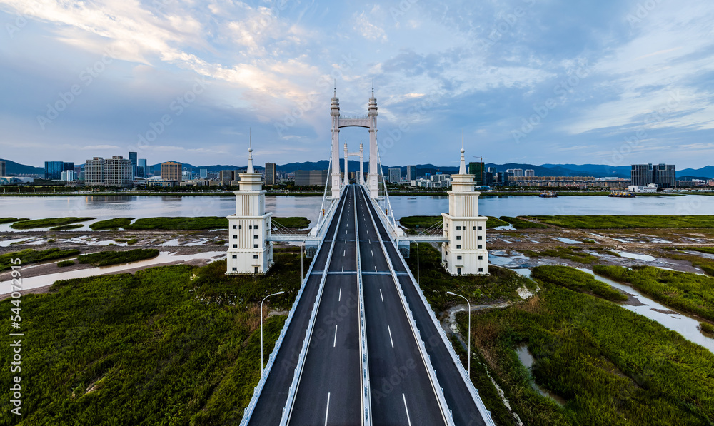 日落时分，中国浙江舟山，美丽的桥梁和河流，城市天际线。