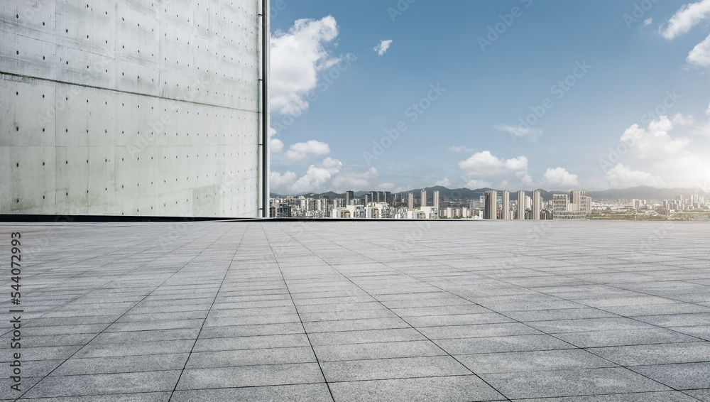 中国浙江省宁波市空荡荡的广场楼层和现代化的城市天际线。