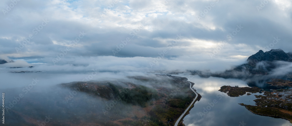 俯瞰挪威群山和湖泊的全景。