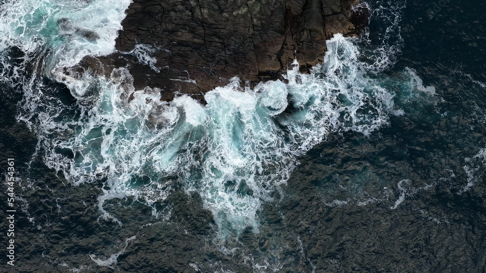 海浪撞击岩石的鸟瞰图。