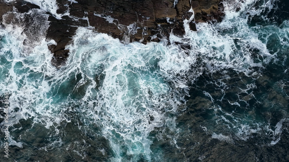 海浪撞击岩石的鸟瞰图。