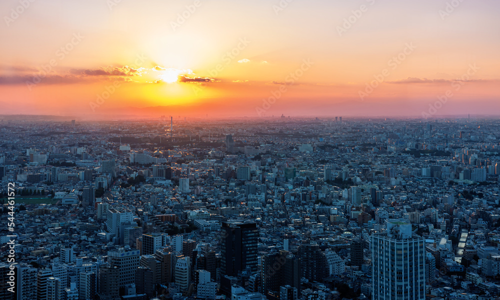 日落时分，摩天大楼耸立在日本东京西新宿的城市景观上