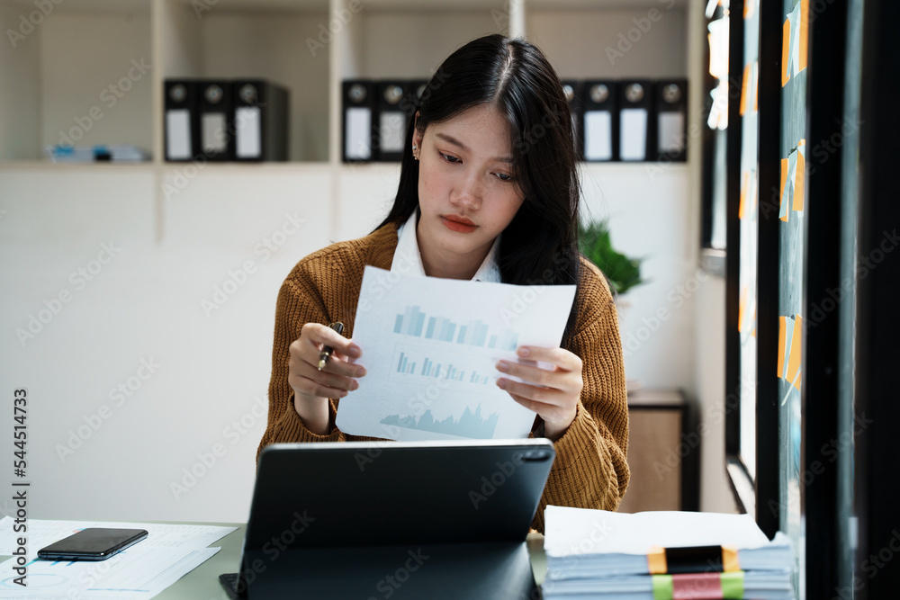 集中的亚洲商业女性分析文档的肖像