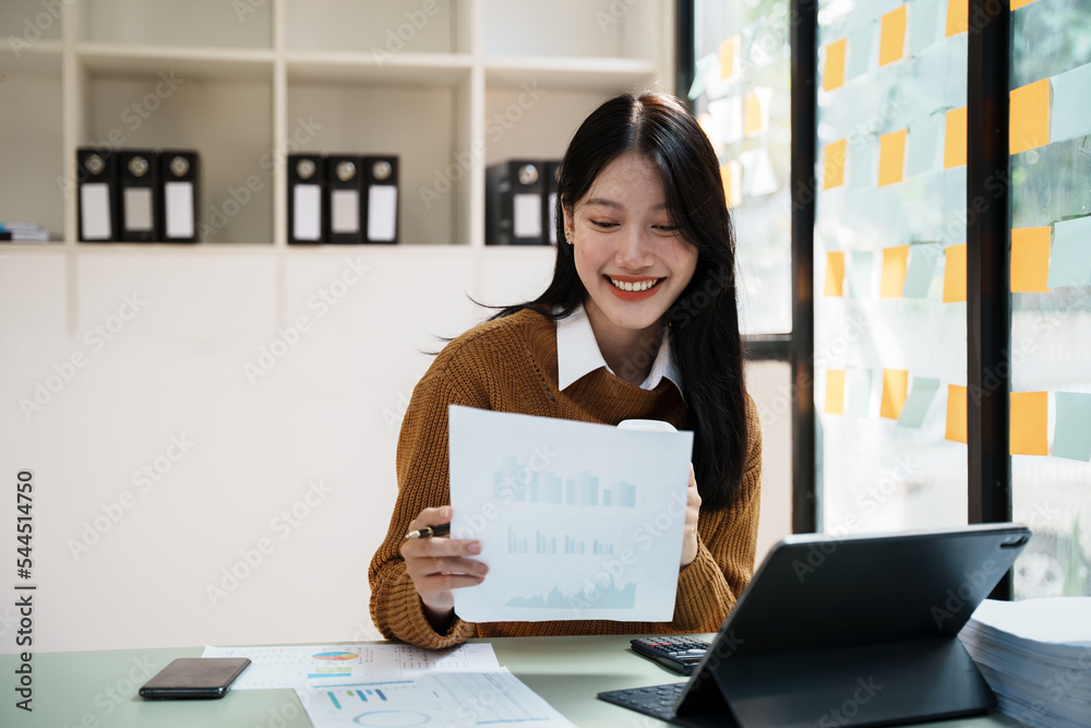 集中的亚洲商业女性分析文档的肖像