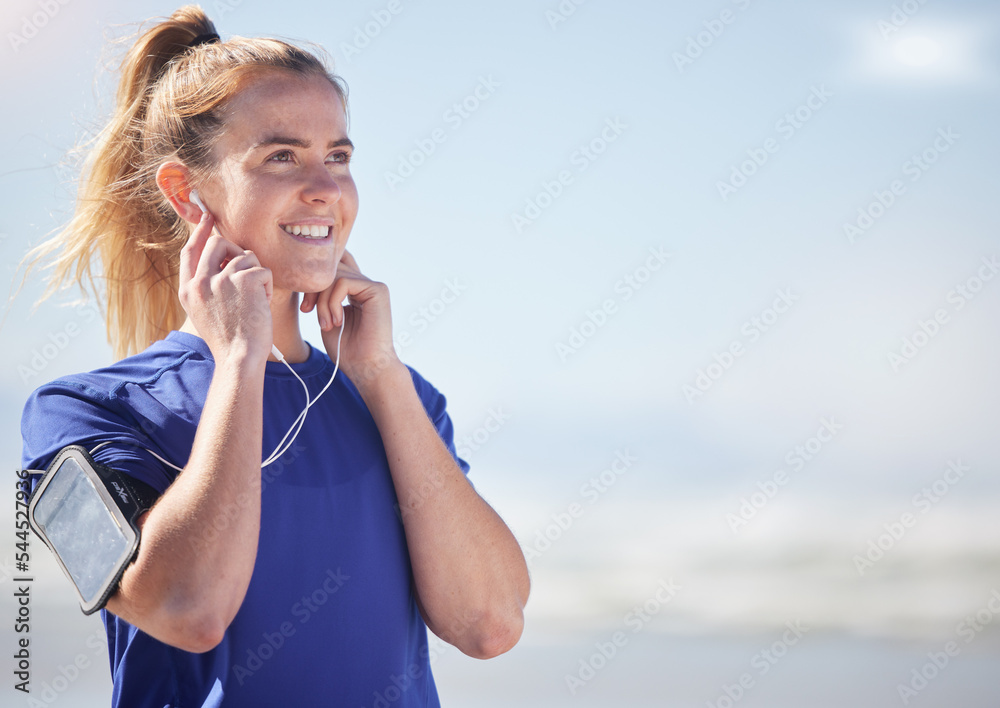 耳机、跑步者和大自然中的女性，带有手机流媒体音频、音乐或播客模型。体育，