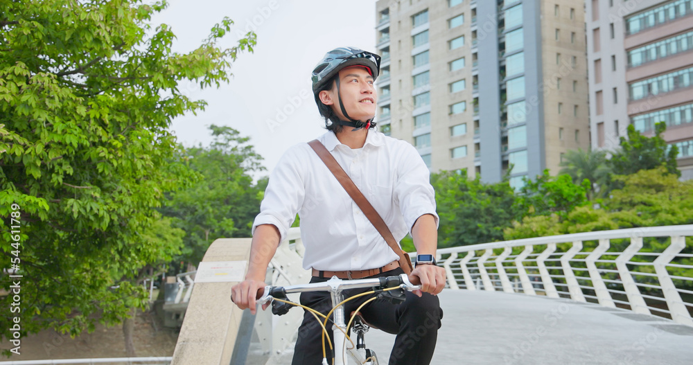 男子骑自行车