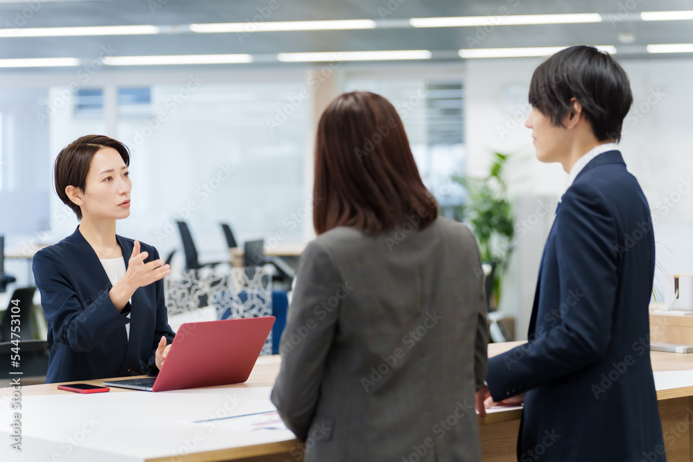 部下を説教するビジネスウーマン