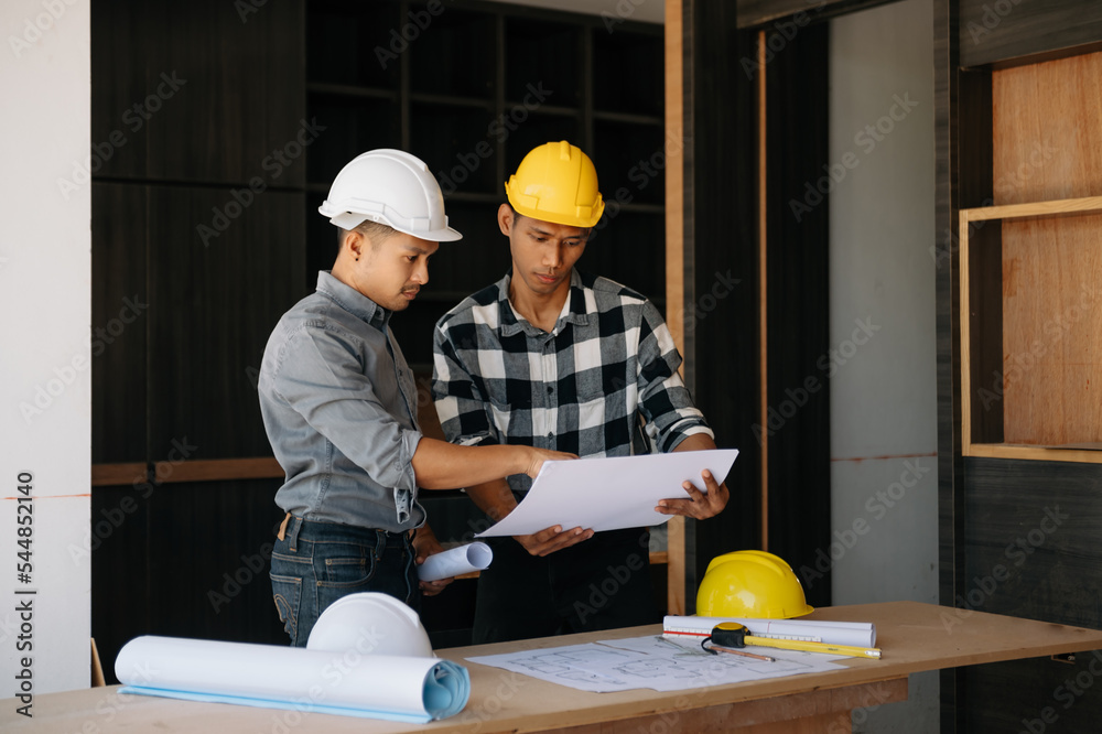 建筑行业建筑工地上的英俊年轻团队建筑师。