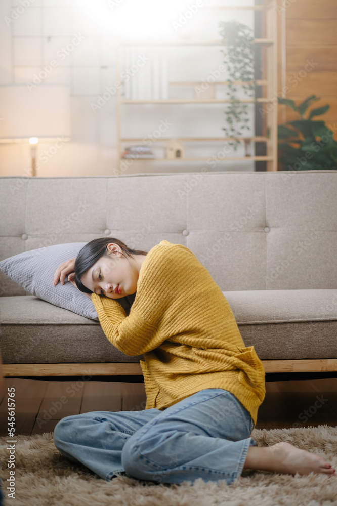 女人坐着沮丧深色头发沉思地瞥了一眼站在窗户边焦虑地复制空间。