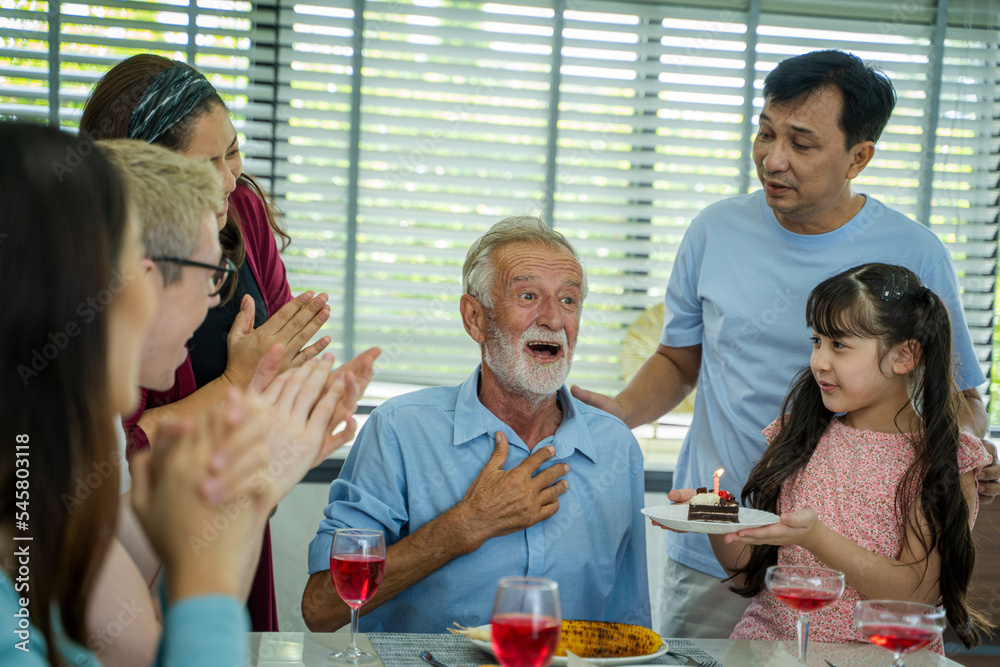 父亲的家庭生日聚会，家人在室内庆祝祖父的生日，接受聚会