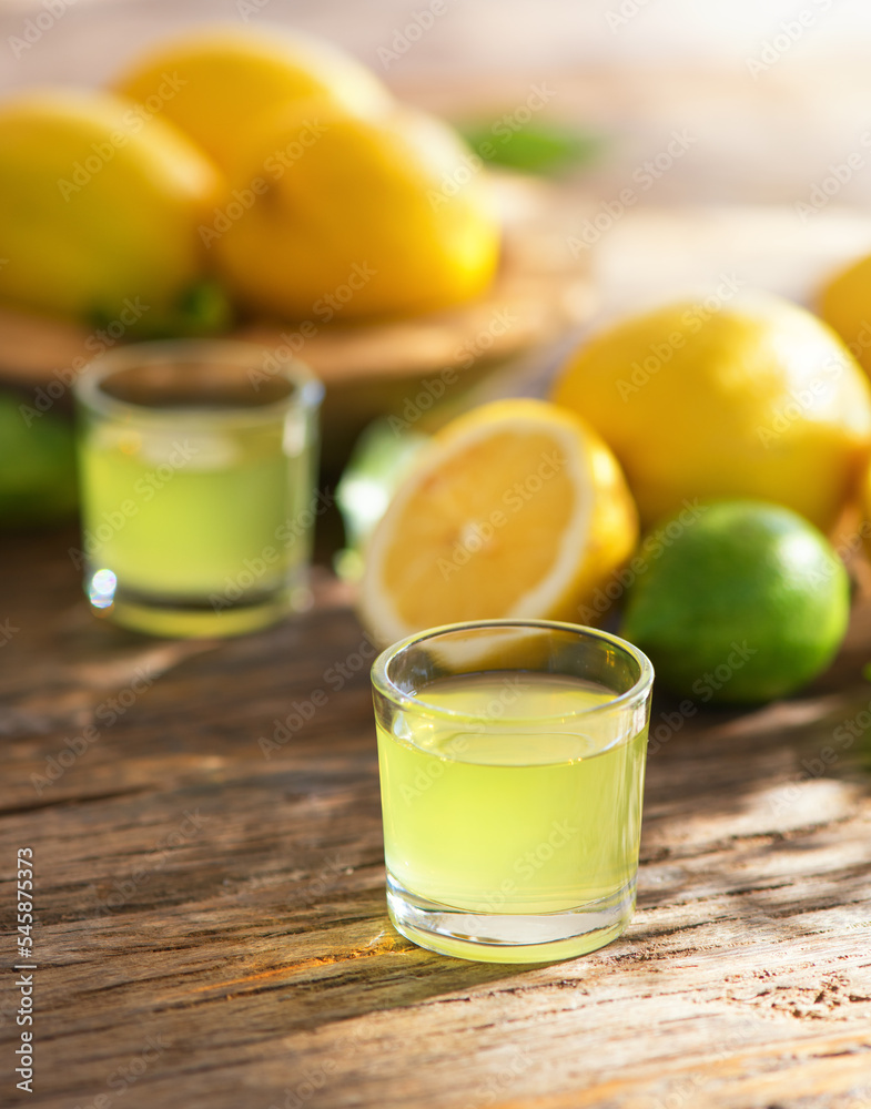 Limoncello，意大利利口酒配柠檬。传统地中海甜酒。关闭