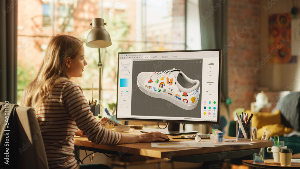 金发少女在强大的桌面电脑上创建和渲染独特运动鞋的3D模型