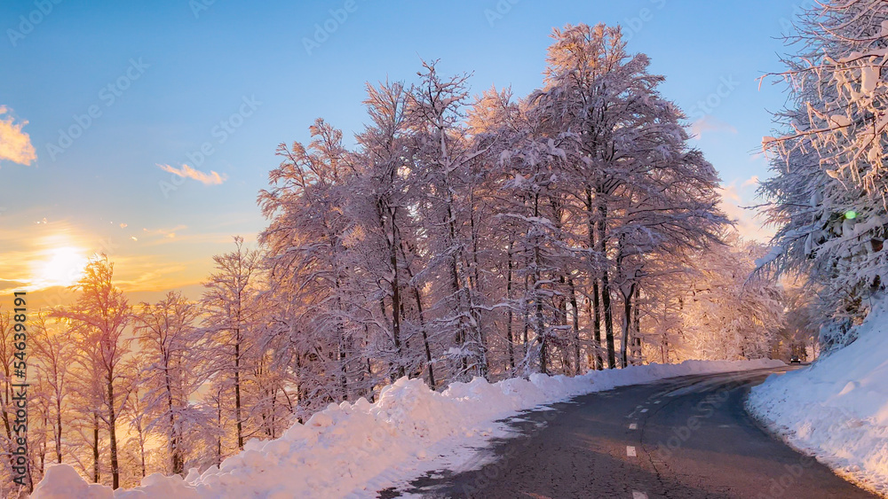 美丽的一天，驾车穿越被新下的雪覆盖的丘陵景观