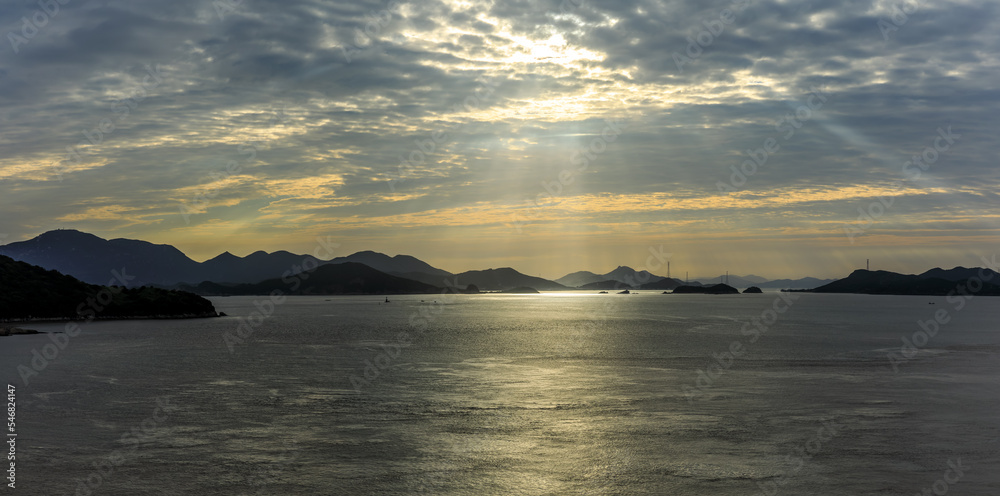 日落时分，中国浙江舟山群岛美丽的大海和群山自然风光。