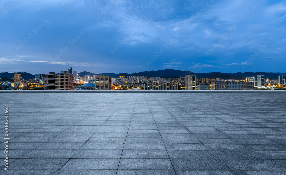 中国浙江省舟山市夜晚，空旷的广场楼层和城市天际线，建筑林立。