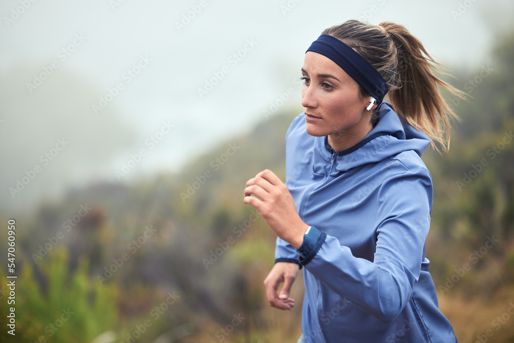 健身、女性和跑步在大自然中进行锻炼、训练或有氧运动，以实现健康。A