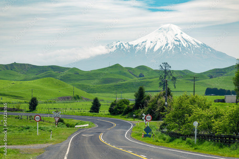 有农田和山脉的乡村公路