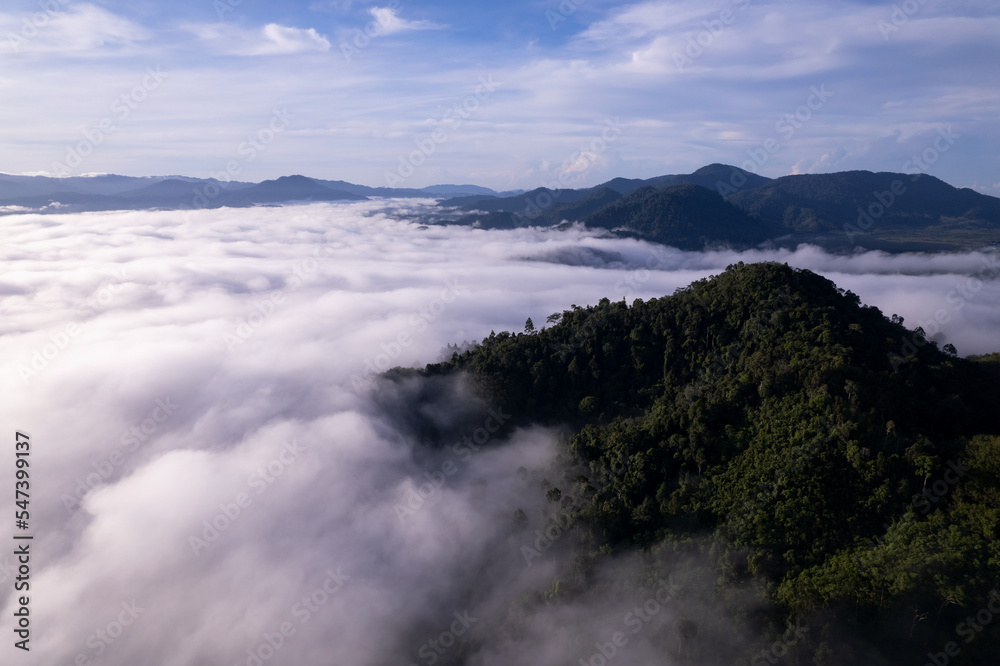 高山热带雨林上流动雾波的鸟瞰图，云层上方的鸟瞰图