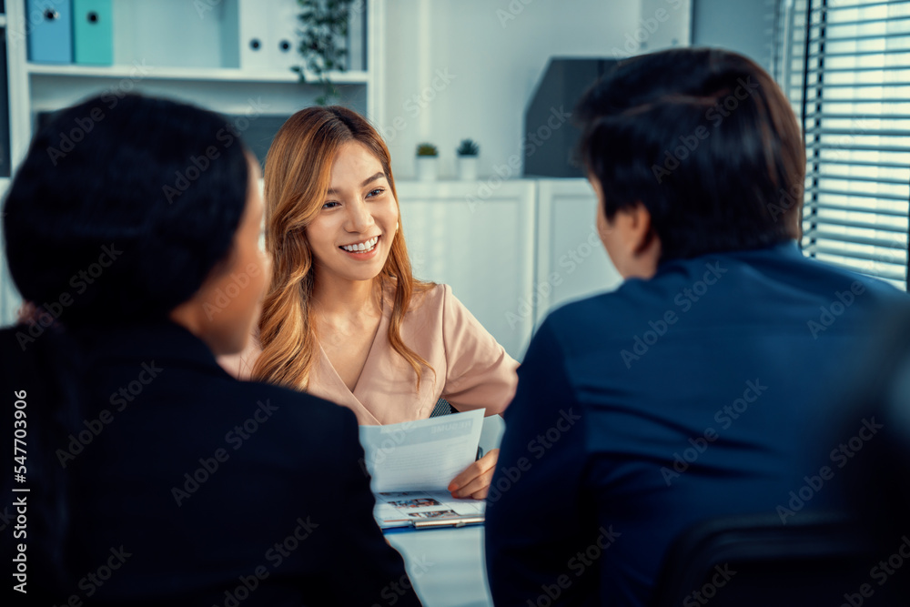 一位年轻的亚洲女性候选人试图通过自己的能力给面试官留下深刻印象。国际合作