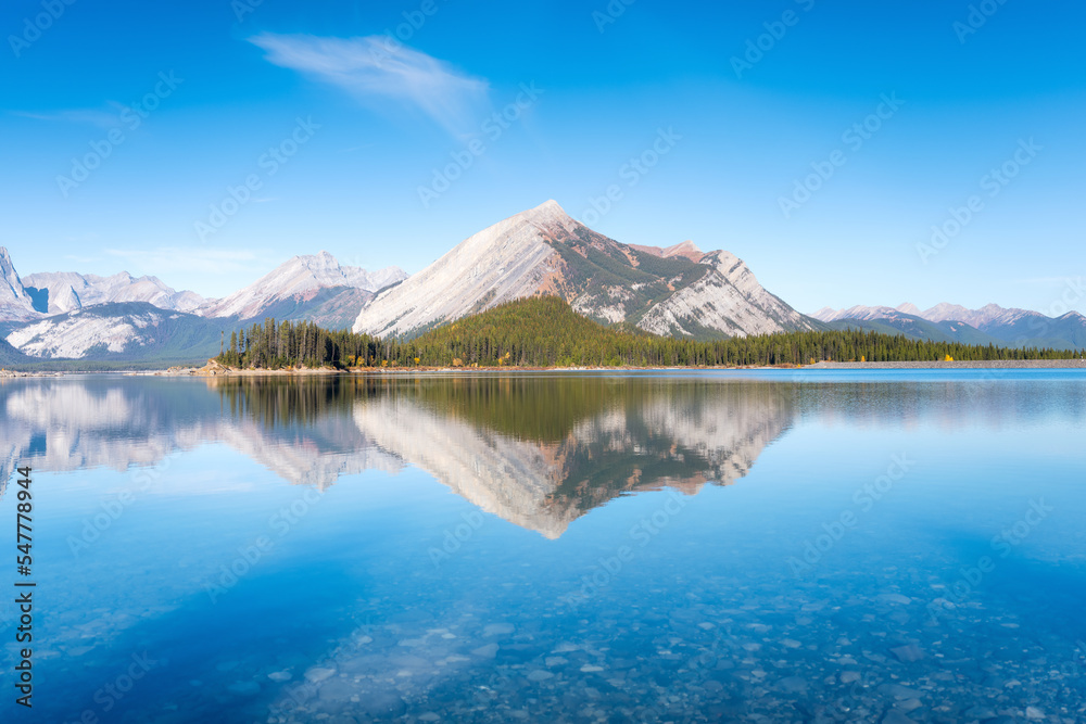 白天的山地景观。山谷中的湖泊和森林。带a b的自然景观