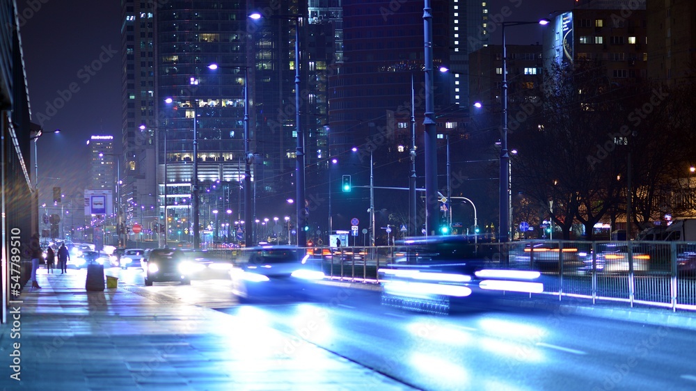 市中心的夜晚城市生活。街上的汽车。夜晚的城市路灯。