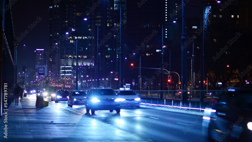 市中心的夜晚城市生活。街上的汽车。夜晚的城市路灯。