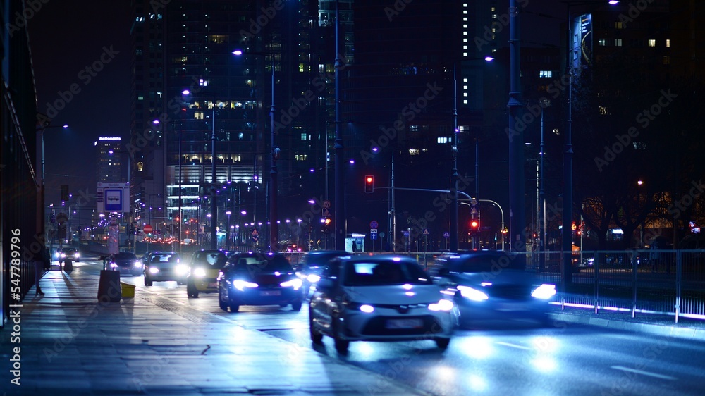 市中心的夜晚城市生活。街上的汽车。夜晚的城市路灯。