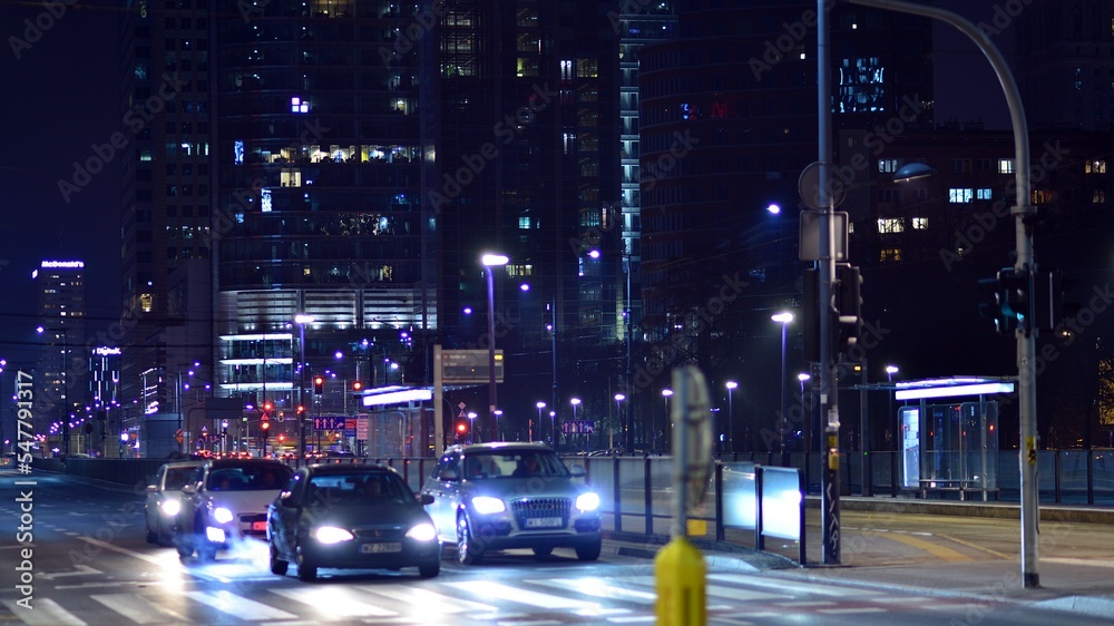 市中心的夜晚城市生活。街上的汽车。夜晚的城市路灯。