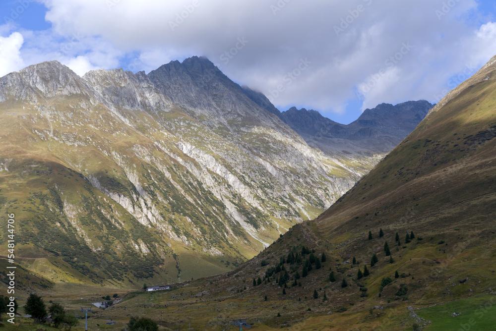 夏末阳光明媚的早晨，瑞士上阿尔卑斯山口的山峰全景。照片