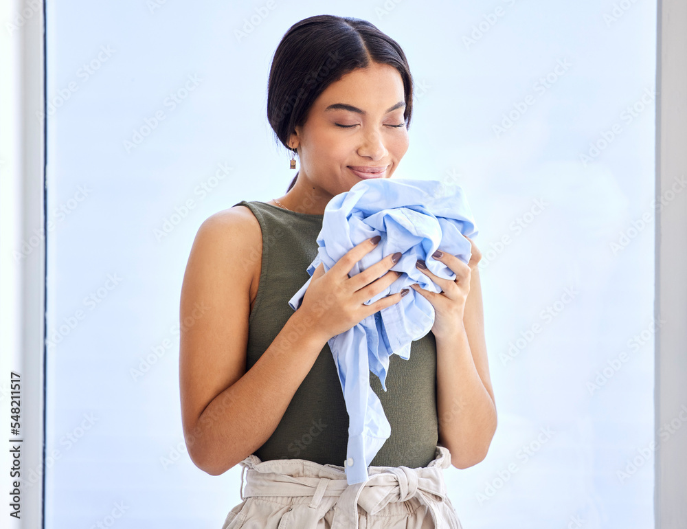 洗衣、清洁和闻女人和衣服的气味，以获得家政服务带来的新鲜、芳香和香气。