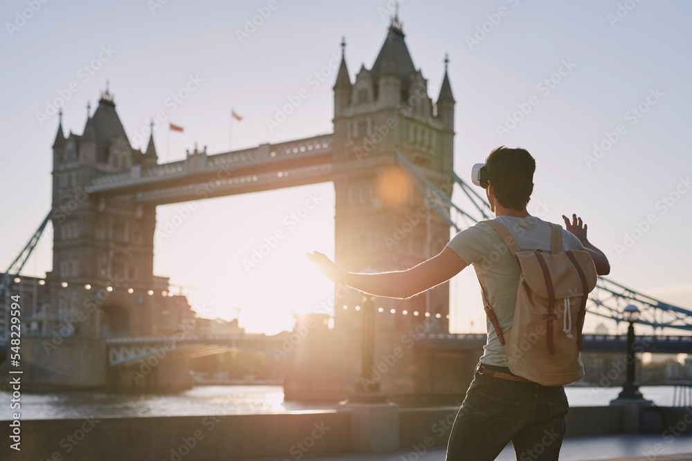 虚拟现实、游戏和在伦敦度假的人，在英国进行旅行、人工智能体验和未来元宇宙