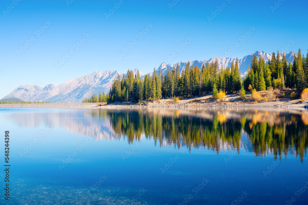 白天的山地景观。山谷中的湖泊和森林。带a b的自然景观