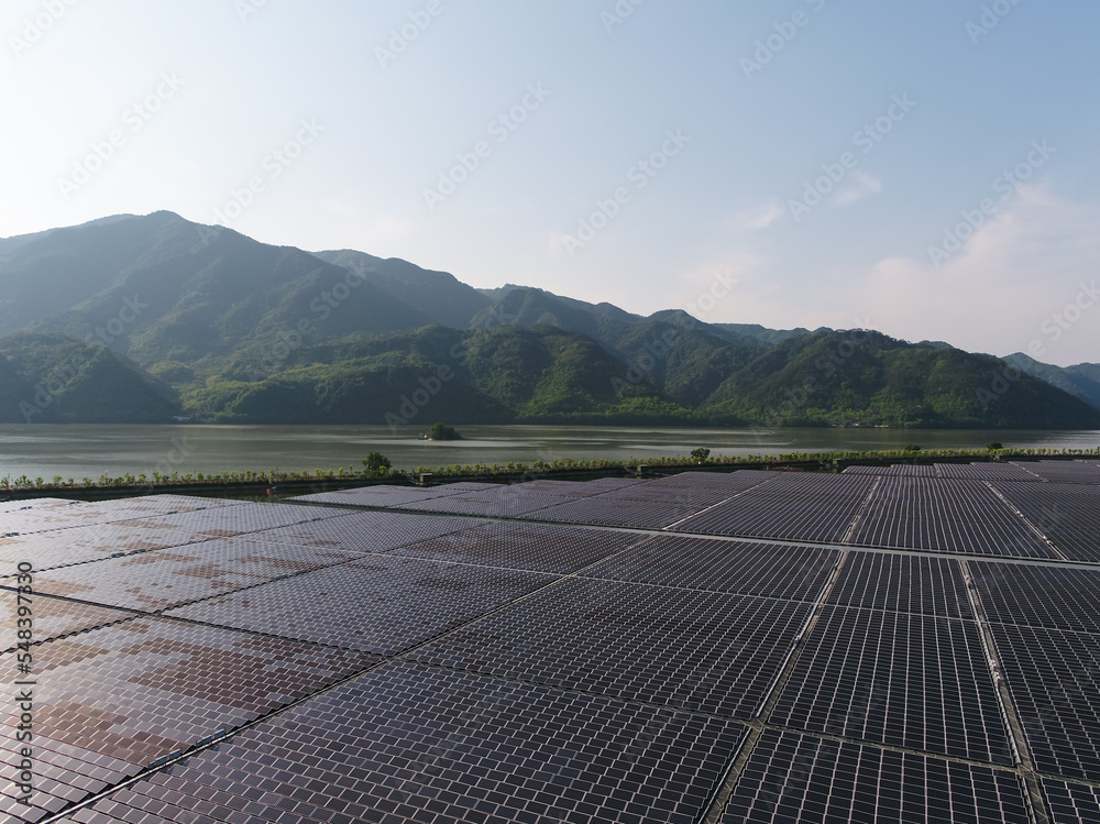 池塘里的太阳能发电站